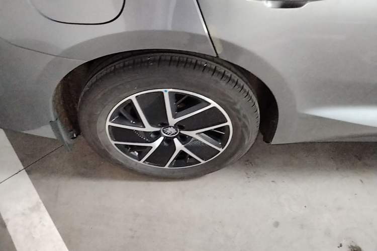 Used BYD Qin L 2024 DM-i 120KM Beyond Model Right Rear Wheel Hub