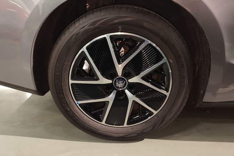Used BYD Qin L 2024 DM-i 80KM Beyond Model Right Rear Wheel Hub