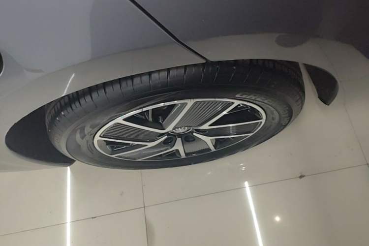 Used BYD Qin L 2024 DM-i 120KM Beyond Model Right Rear Wheel Hub