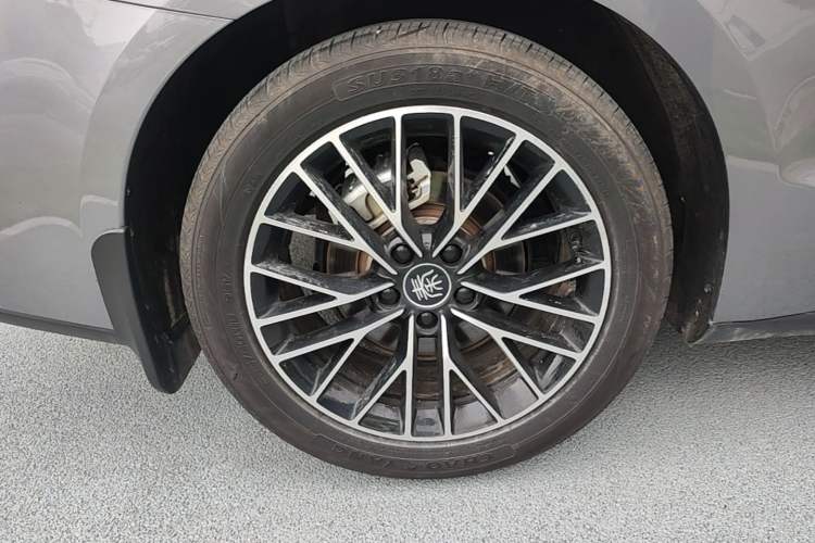 Used BYD Qin L 2024 DM-i 120KM Excellence Model Right Rear Wheel Hub