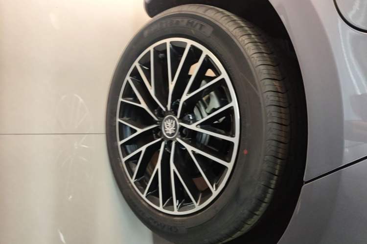 Used BYD Qin L 2024 DM-i 120KM Excellence Model Right Rear Wheel Hub