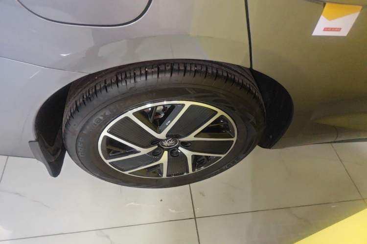 Used BYD Qin L 2024 DM-i 80KM Beyond Model Right Rear Wheel Hub