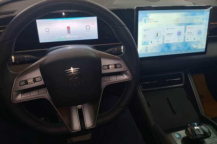 Used BYD Qin L 2024 DM-i 120KM Leading Model Center Console