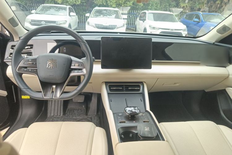 Used BYD Qin L 2024 DM-i 120KM Beyond Model Center Console