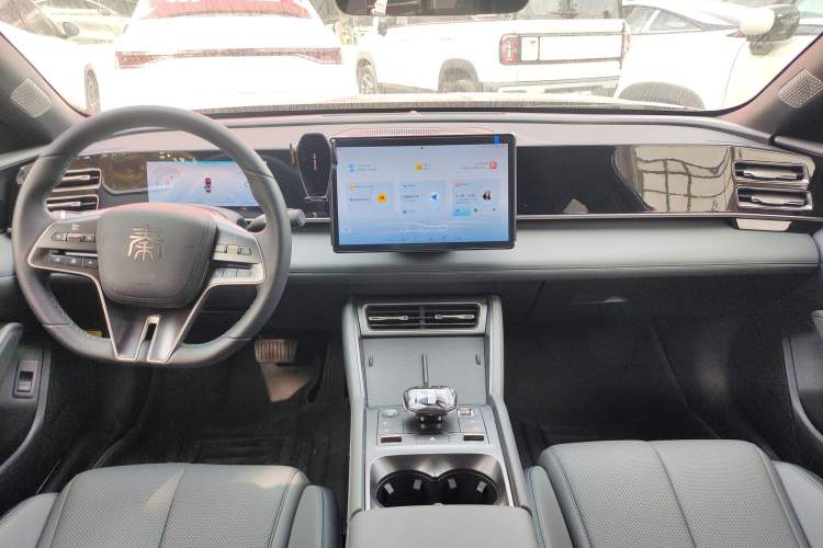 Used BYD Qin L 2024 DM-i 80KM Beyond Model Center Console