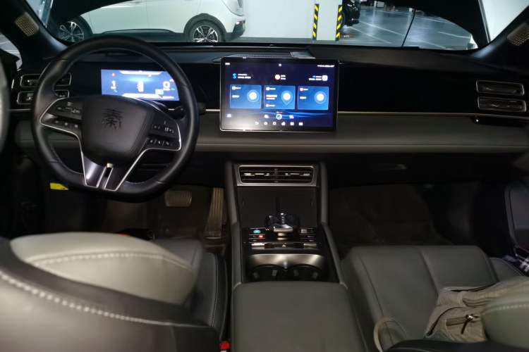 Used BYD Qin L 2024 DM-i 120KM Beyond Model Center Console