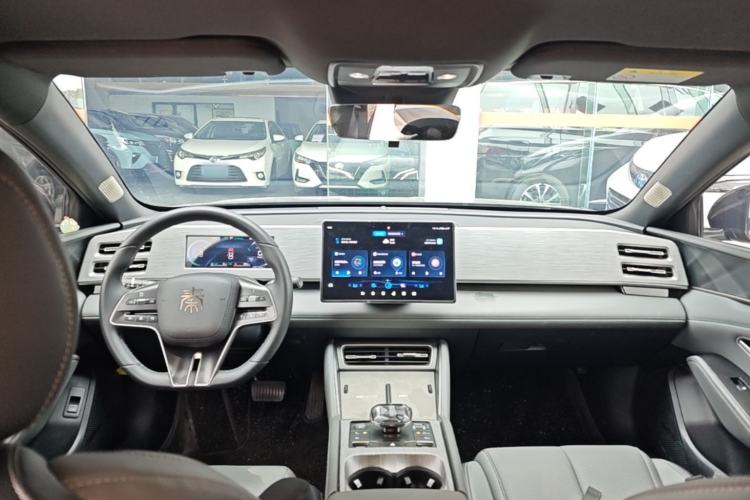 Used BYD Qin L 2024 DM-i 120KM Beyond Model Center Console