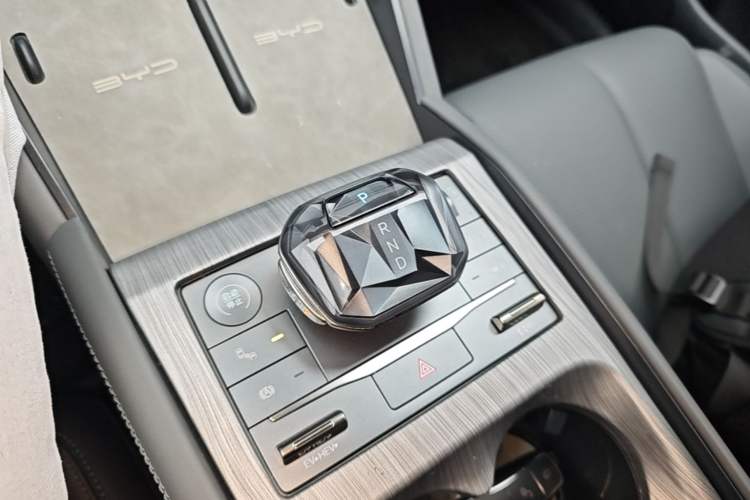Used BYD Qin L 2024 DM-i 120KM Beyond Model Gear Lever