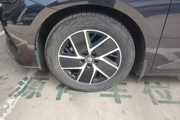 Used BYD Qin L 2024 DM-i 80KM Beyond Model Left Front Wheel Hub