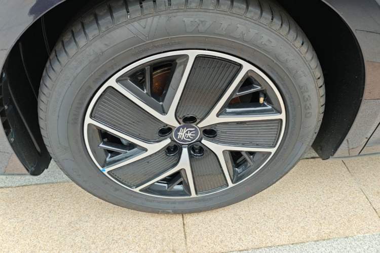 Used BYD Qin L 2024 DM-i 80KM Beyond Model Left Front Wheel Hub