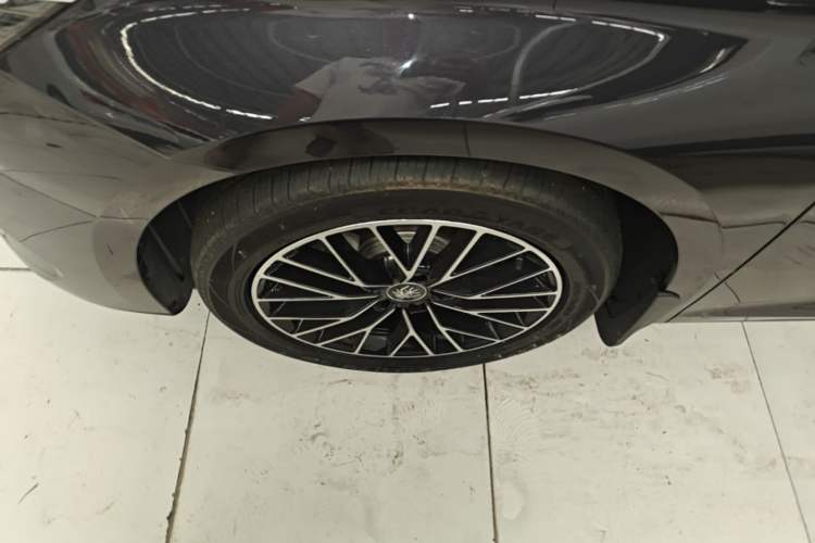 Used BYD Qin L 2024 DM-i 120KM Excellence Model Left Front Wheel Hub