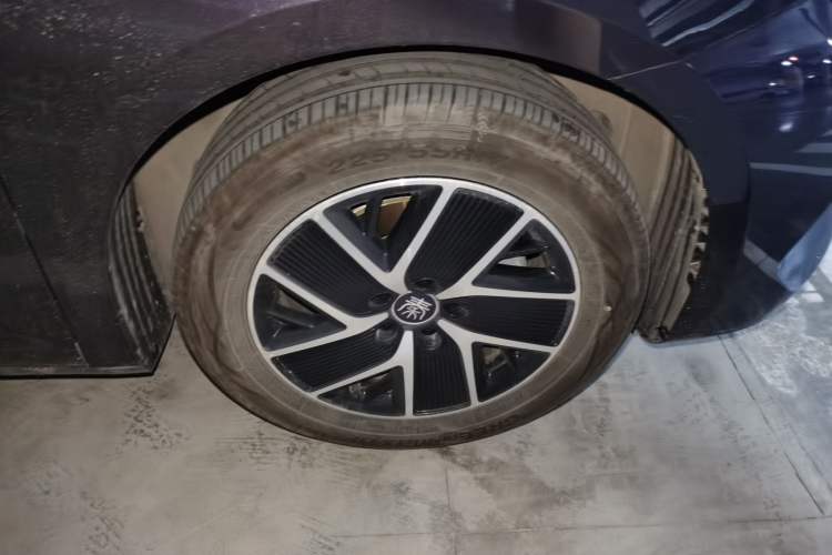 Used BYD Qin L 2024 DM-i 120KM Beyond Model Right Front Wheel Hub
