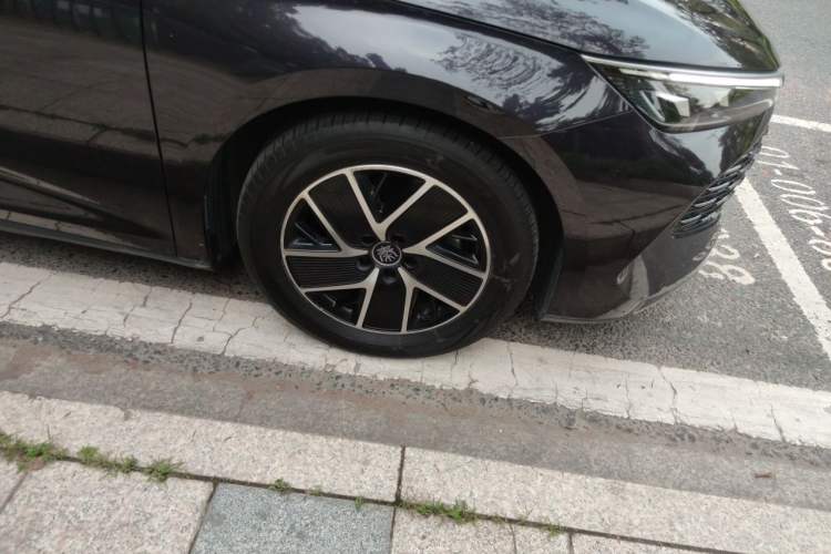 Used BYD Qin L 2024 DM-i 80KM Beyond Model Right Front Wheel Hub