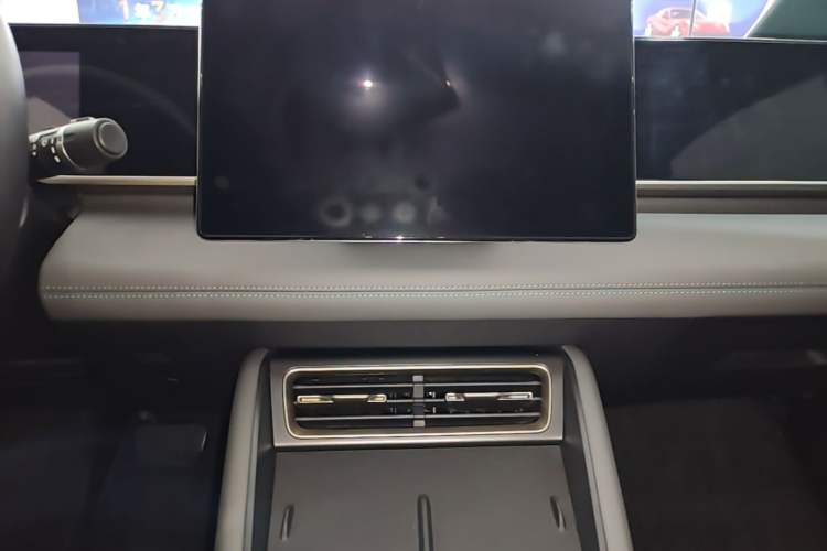 Used BYD Qin L 2024 DM-i 120KM Leading Model Audio And AC Panel