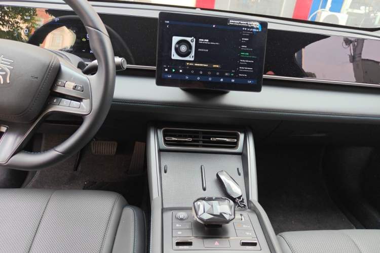 Used BYD Qin L 2024 DM-i 80KM Leading Model Audio And AC Panel