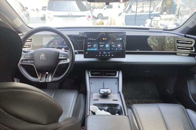 Used BYD Qin L 2024 DM-i 80KM Beyond Model Center Console