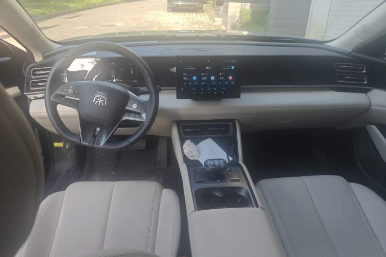 Used BYD Qin L 2024 DM-i 80KM Leading Model Center Console