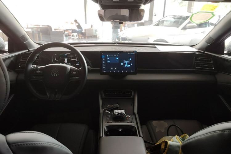 Used BYD Qin L 2024 DM-i 80KM Leading Model Center Console