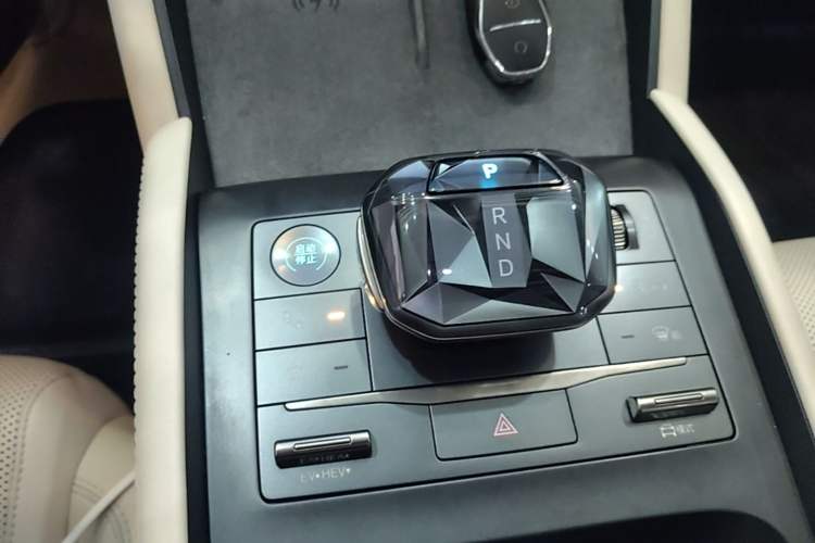 Used BYD Qin L 2024 DM-i 120KM Excellence Model Gear Lever