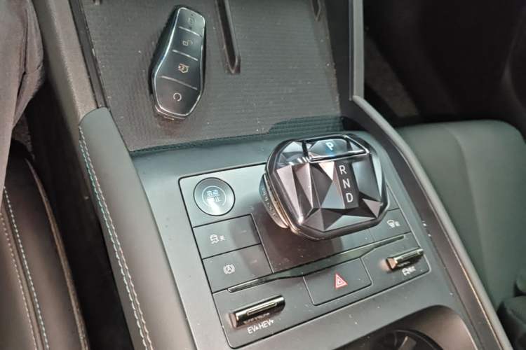 Used BYD Qin L 2024 DM-i 80KM Leading Model Gear Lever