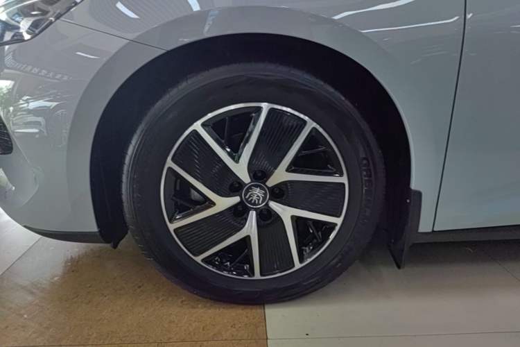 Used BYD Qin L 2024 DM-i 80KM Beyond Model Left Front Wheel Hub
