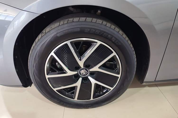 Used BYD Qin L 2024 DM-i 120KM Leading Model Left Front Wheel Hub