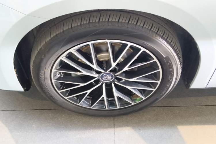 Used BYD Qin L 2024 DM-i 120KM Excellence Model Left Front Wheel Hub
