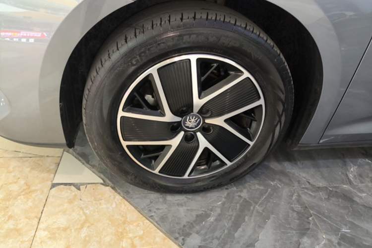 Used BYD Qin L 2024 DM-i 120KM Leading Model Left Front Wheel Hub