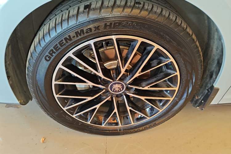 Used BYD Qin L 2024 DM-i 120KM Excellence Model Left Front Wheel Hub