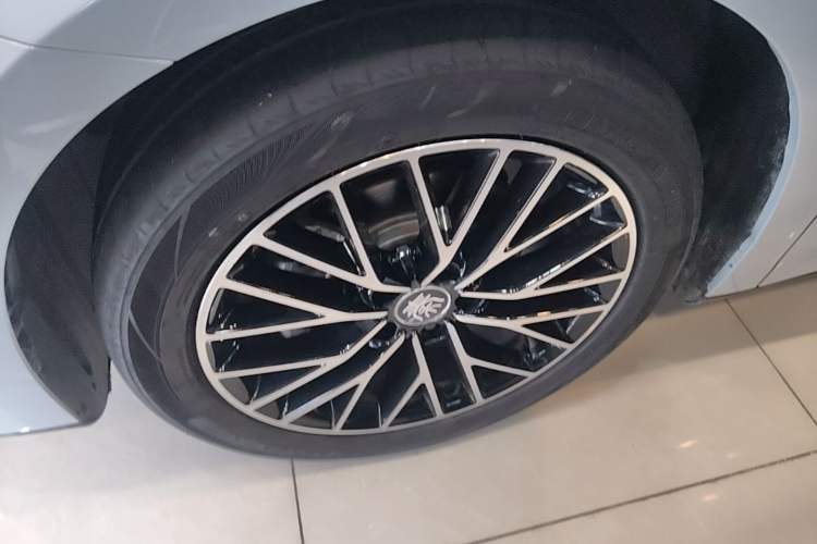 Used BYD Qin L 2024 DM-i 120KM Excellence Model Left Front Wheel Hub