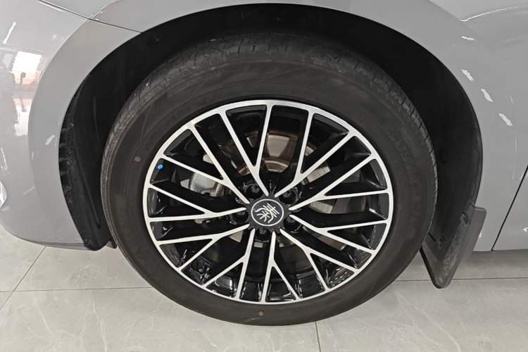 Used BYD Qin L 2024 DM-i 120KM Excellence Model Left Front Wheel Hub