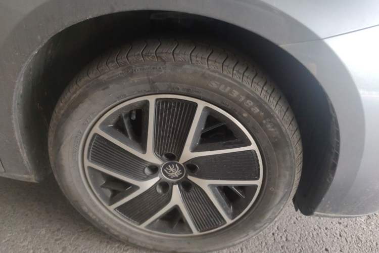 Used BYD Qin L 2024 DM-i 120KM Beyond Model Right Front Wheel Hub