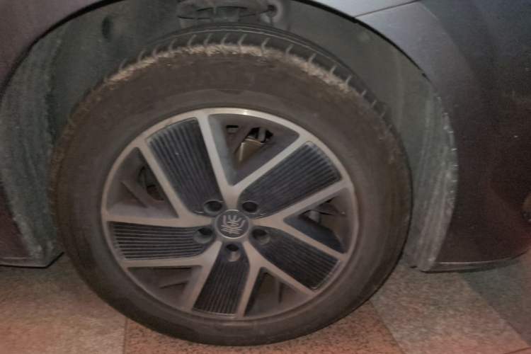 Used BYD Qin L 2024 DM-i 120KM Leading Model Right Front Wheel Hub