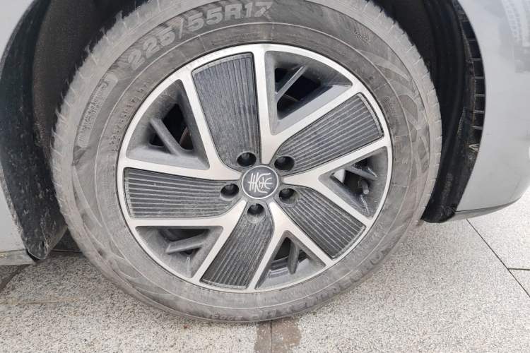 Used BYD Qin L 2024 DM-i 80KM Beyond Model Right Front Wheel Hub