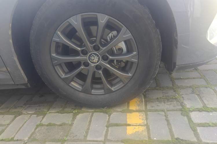 Used BYD Qin L 2024 DM-i 80KM Leading Model Right Front Wheel Hub