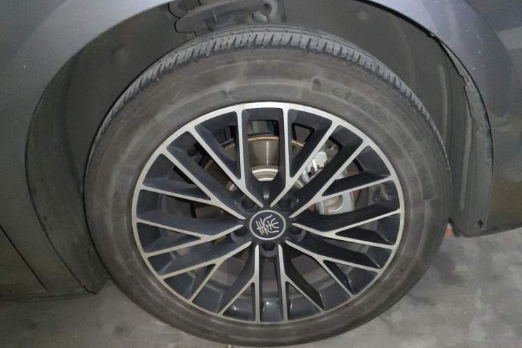 Used BYD Qin L 2024 DM-i 120KM Excellence Model Right Front Wheel Hub