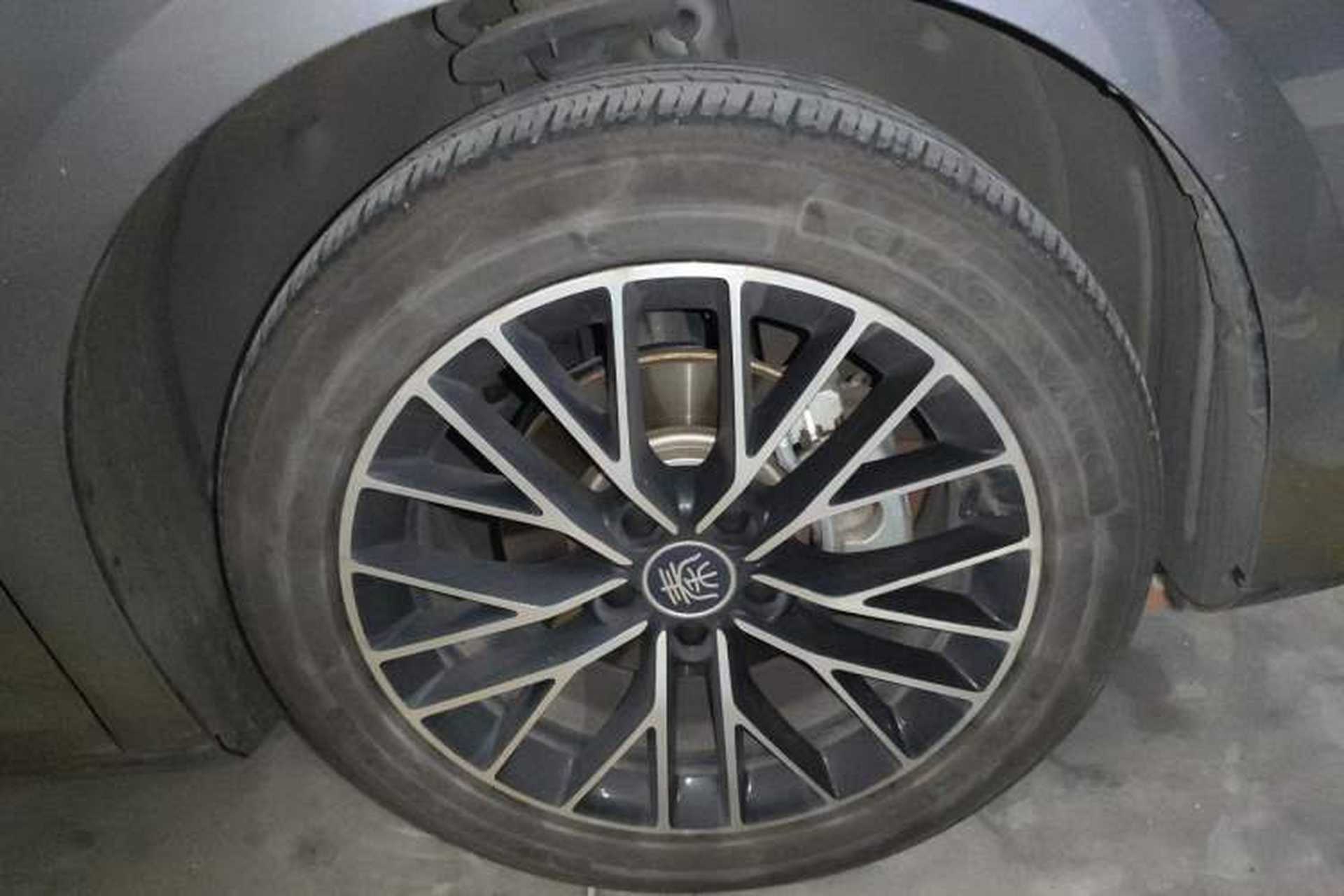 Used BYD Qin L 2024 DM-i 120KM Excellence Model Right Front Wheel Hub