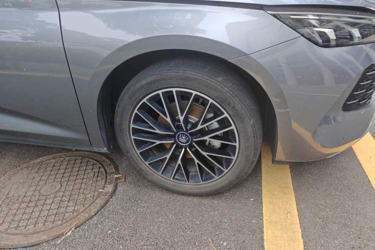 Used BYD Qin L 2024 DM-i 120KM Excellence Model Right Front Wheel Hub
