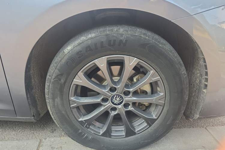 Used BYD Qin L 2024 DM-i 80KM Leading Model Right Front Wheel Hub