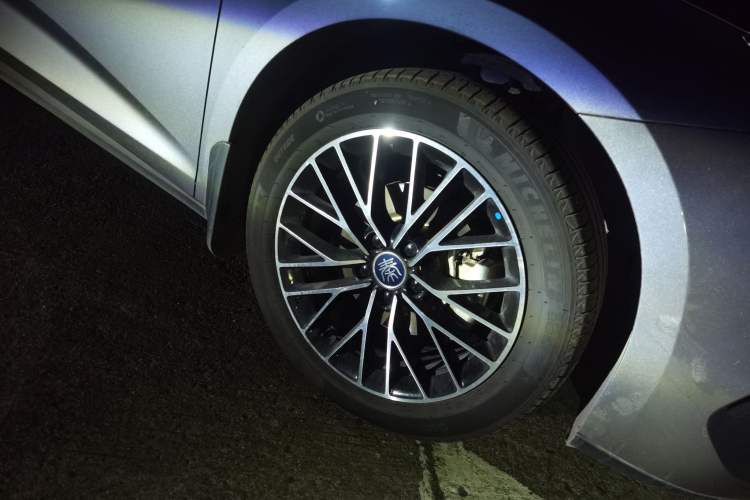 Used BYD Qin L 2024 DM-i 120KM Excellence Model Right Front Wheel Hub