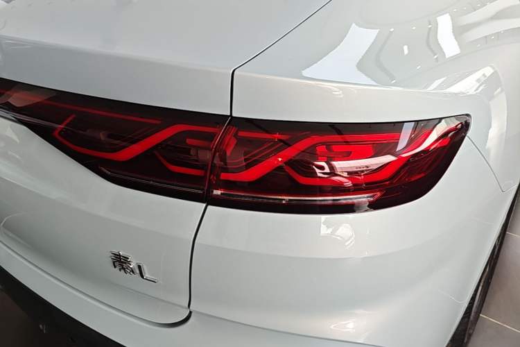 Used BYD Qin L 2024 DM-i 120KM Leading Model Right Rear Taillight