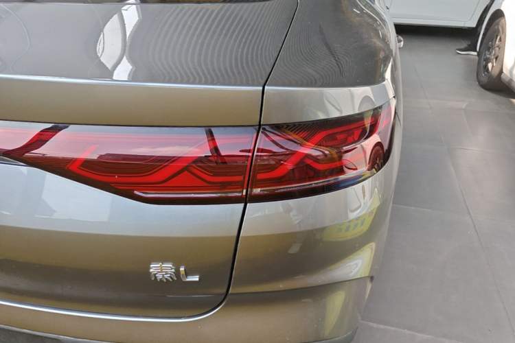 Used BYD Qin L 2024 DM-i 120KM Leading Model Right Rear Taillight