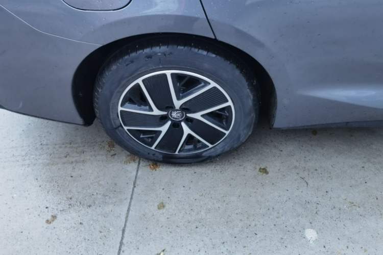 Used BYD Qin L 2024 DM-i 80KM Beyond Model Right Rear Wheel Hub