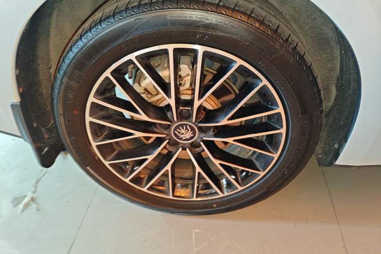 Used BYD Qin L 2024 DM-i 120KM Excellence Model Right Rear Wheel Hub