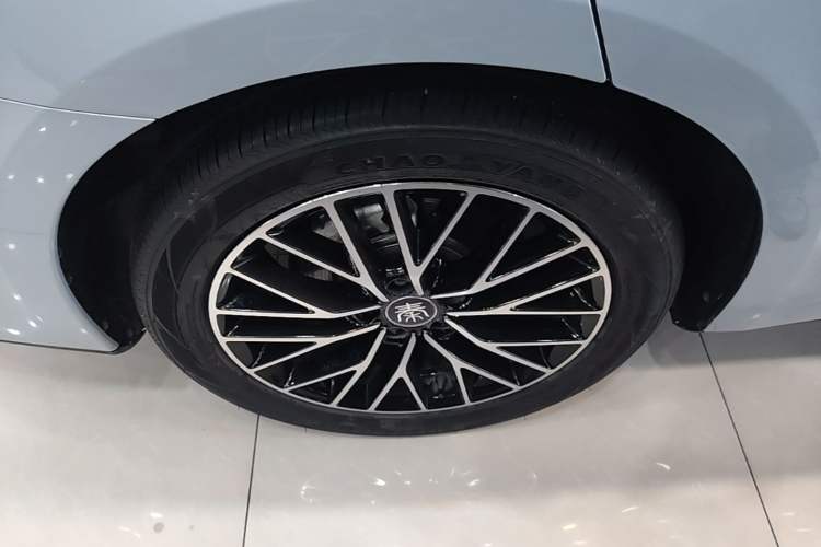 Used BYD Qin L 2024 DM-i 120KM Excellence Model Right Rear Wheel Hub