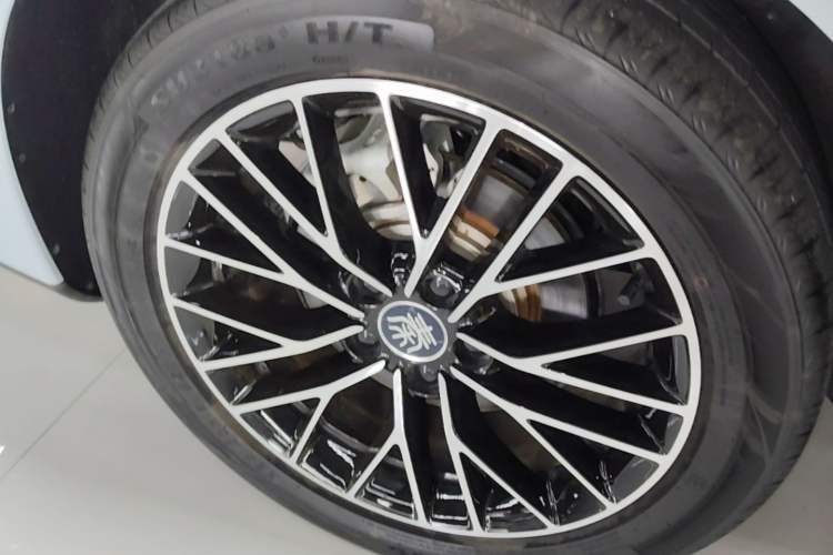 Used BYD Qin L 2024 DM-i 120KM Excellence Model Right Rear Wheel Hub