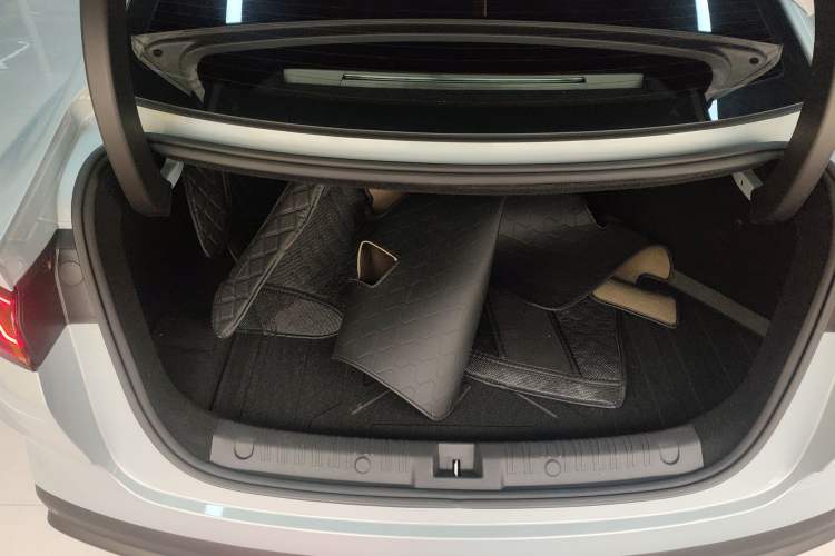 Used BYD Qin L 2024 DM-i 120KM Leading Model Trunk