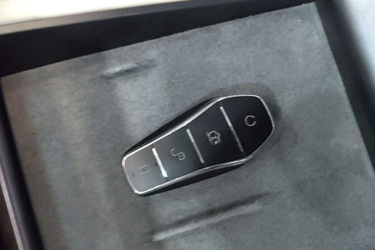 Used BYD Qin L 2024 DM-i 120KM Excellence Model Vehicle Key