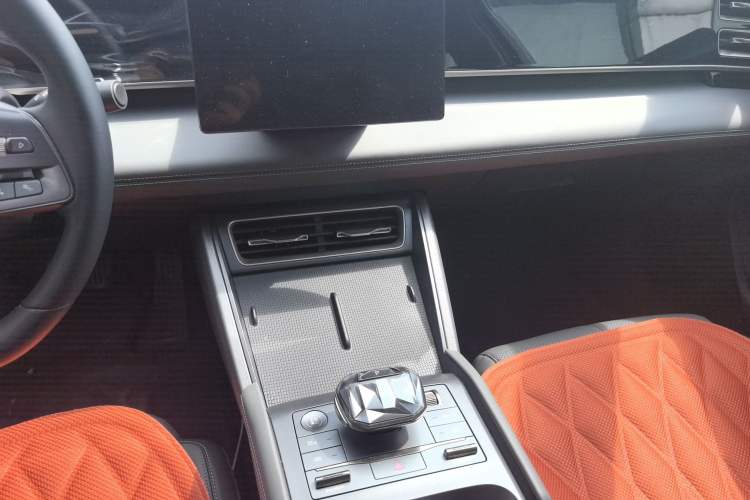 Used BYD Qin L 2024 DM-i 80KM Leading Model Audio And AC Panel