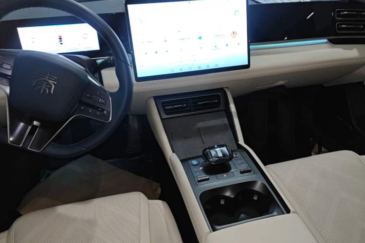 Used BYD Qin L 2024 DM-i 120KM Excellence Model Audio And AC Panel